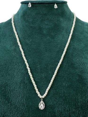 سلسال لؤلؤ أنيق بحجر زركون لامع مع حلق متناسق