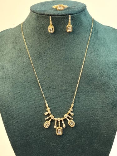 طقم ذهبي فاخر بتصميم ملكي يلفت الأنظار