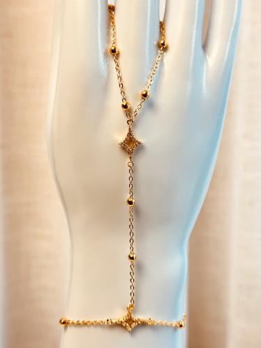 كف يد ذهبي بتصميم ناعم وفخم