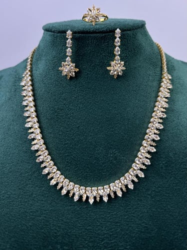 طقم ذهبي بتصميم نجمة فاخرة