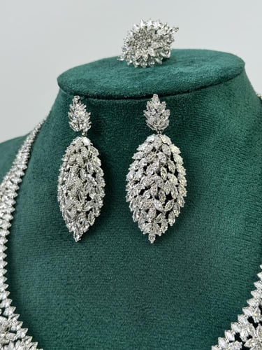 طقم فضي فاخر مرصّع بزركون لامع بلمعة الألماس