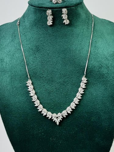 طقم زركون فاخر بتصميم أنثوي راقٍ