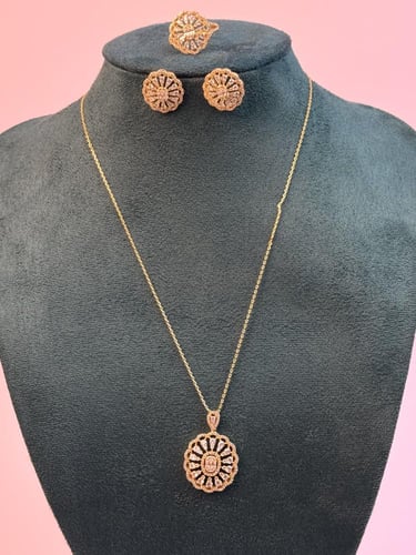 طقم ذهبي بتصميم زهرة فاخرة