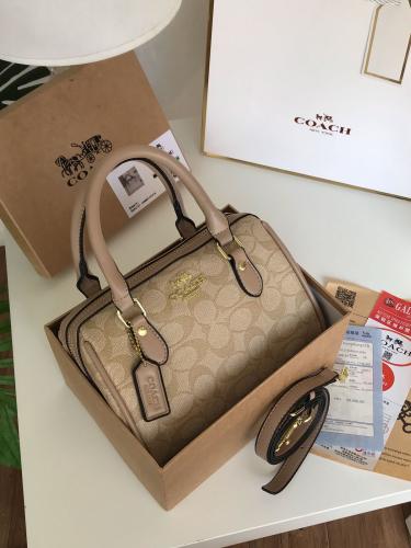 شنطه كوتش مع كامل ملحقاتها