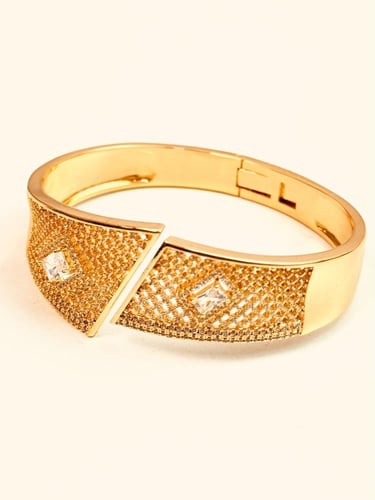 سوار وخاتم ذهبي فاخر بتصميم هندسي راقٍ