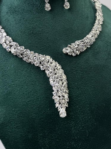 طقم زركون فضي فاخر بتصميم أنثوي راقٍ