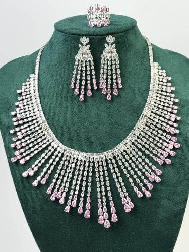 طقم زركون فاخر باللون الوردي الفاتح والفضي