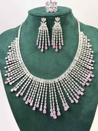 طقم زركون فاخر باللون الوردي الفاتح والفضي