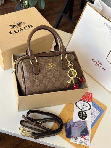 شنطه كوتش مع كامل ملحقاتها