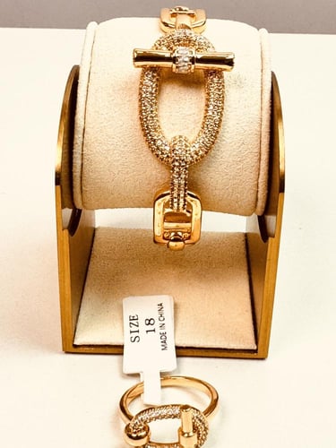 سوار وخاتم ذهبي بتصميم سلسلة