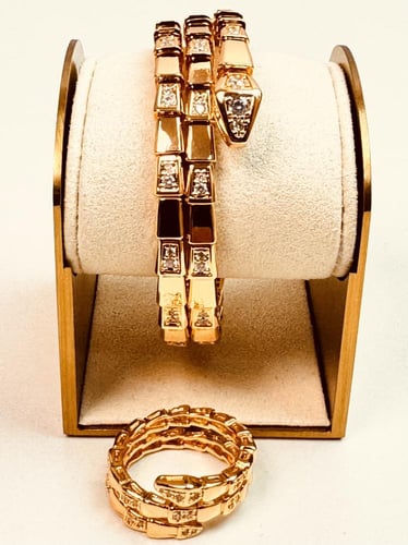 سوار ذهبي فاخر مستوحى من بولغري