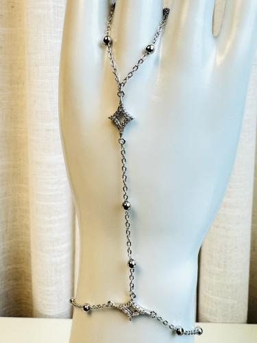 كف يد فضي بتصميم ناعم وفخم