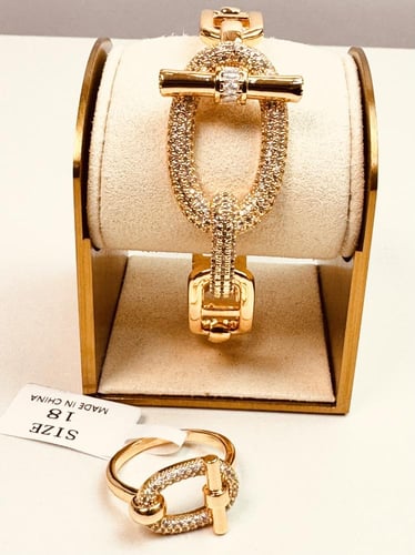 سوار وخاتم ذهبي بتصميم سلسلة