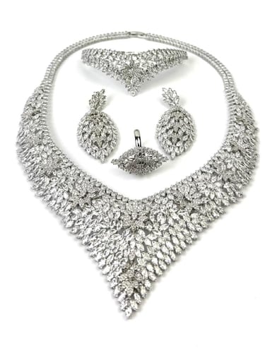 طقم فضي فاخر مرصّع بزركون لامع بلمعة الألماس