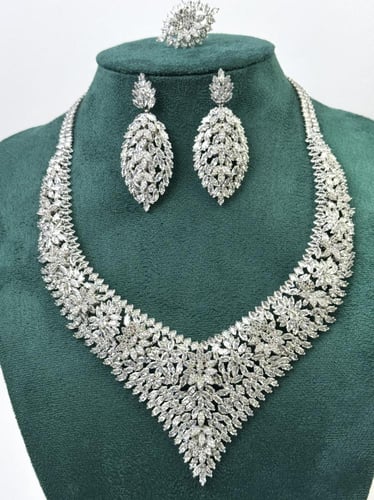 طقم فضي فاخر مرصّع بزركون لامع بلمعة الألماس