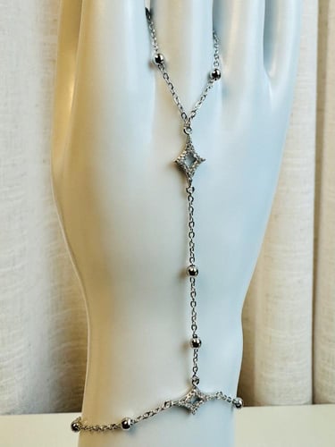 كف يد فضي بتصميم ناعم وفخم