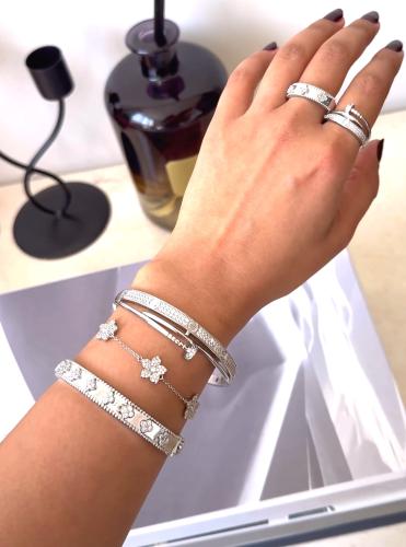 طقم فضي مجموعة راقٍية بتصميم مستوحى من ماركات فخمة