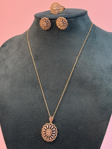 طقم ذهبي بتصميم زهرة فاخرة