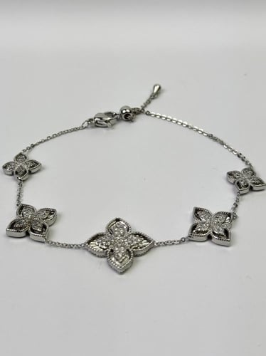 سوار فضي بتصميم أزهار مرصّعة بزركون لامع