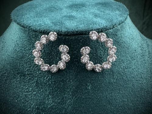 حلق فضي فاخر بزركون لامع – تصميم أنيق للمناسبات