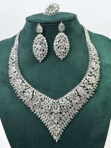 طقم فضي فاخر مرصّع بزركون لامع بلمعة الألماس