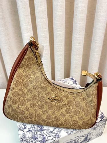 شنطه كوتش مع كامل ملحقاتها