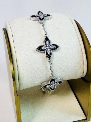 سوار فضي بتصميم أزهار باللون الأسود المرصّعة بالزر...