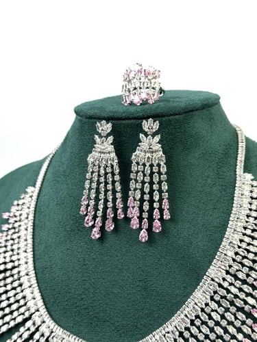 طقم زركون فاخر باللون الوردي الفاتح والفضي