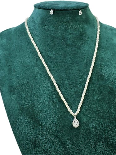 سلسال لؤلؤ أنيق بحجر زركون لامع مع حلق متناسق