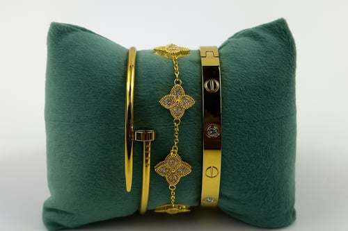 طقم أساور فاخرة مستوحى من كارتير وفان كليف