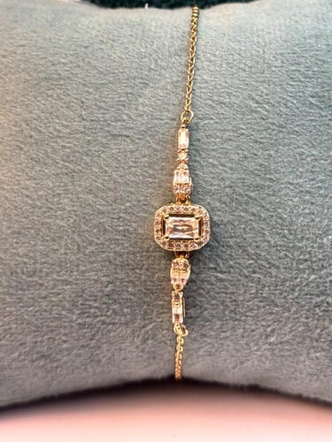 طقم ذهبي فاخر بتصميم ملكي يلفت الأنظار