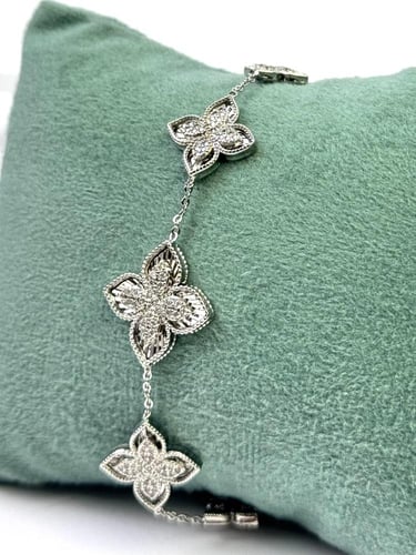 سوار فضي بتصميم أزهار مرصّعة بزركون لامع