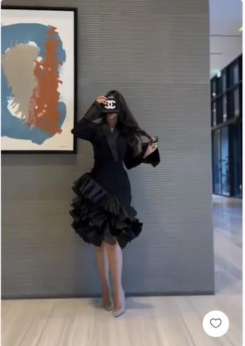 Luxurious black dress for Eid and the confusing age V