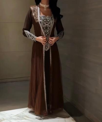 جلابية مغربية مطرّزة بالبني الملكي