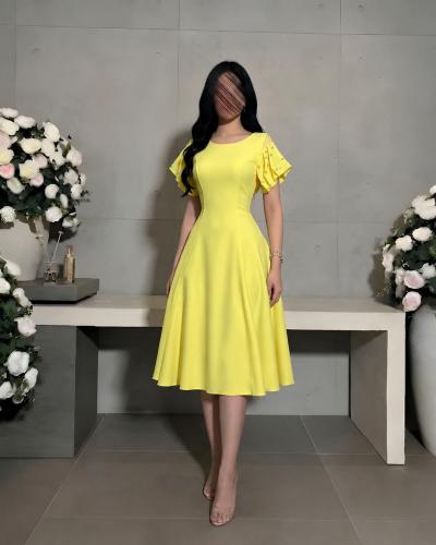 فستان ميد أصفر بأكمام مكشكشة ومطرزة باللؤلؤ