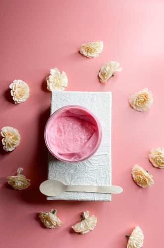 لوشن اللمسة المخملية يحتوي على الزبدات والمرطبات ا...