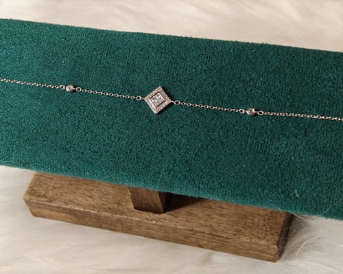 سوار فضة عيار 925 بتصميم أنيق يتوسطه فص مربع محاط...