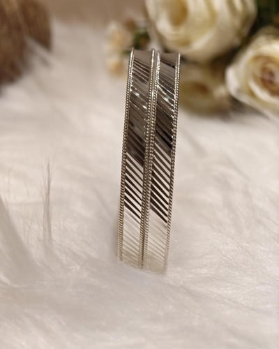 غوايش فضة بخطوط عصرية لامعة، تناسب الذوق الراقي وا...