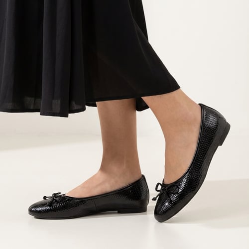 حذاء فلات بألوان مختلفة