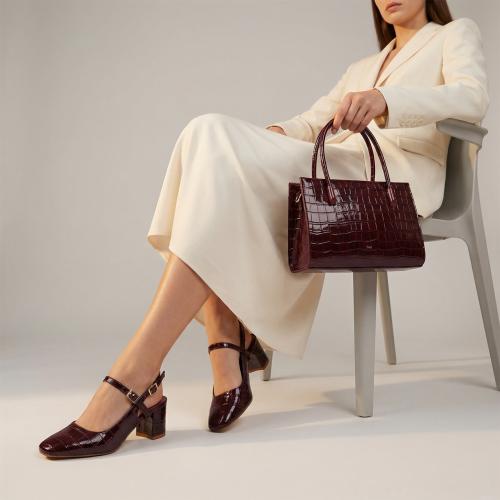 طقم كاجوال باللون العودي