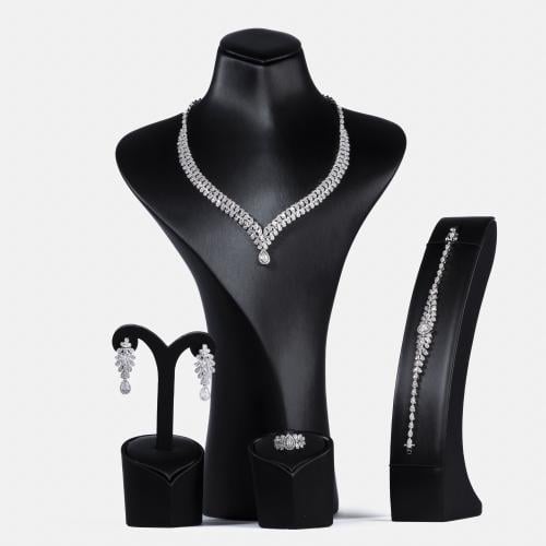 طقم نسائي فاخر باللون الفضي