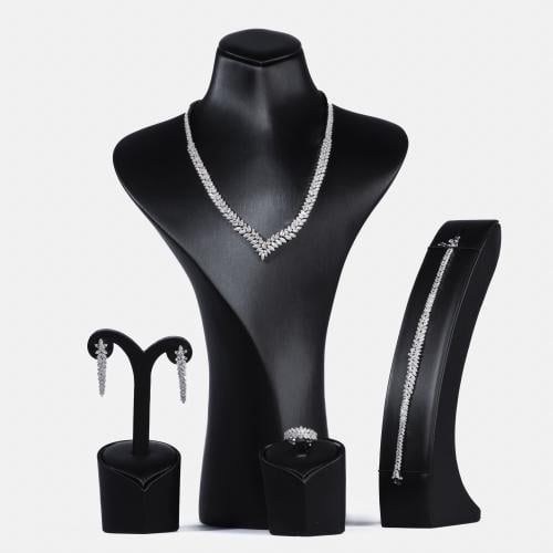 طقم نسائي فاخر باللون الفضي