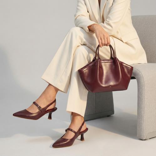 طقم كاجوال باللون العودي