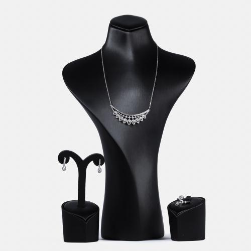 طقم نسائي فاخر باللون الفضي