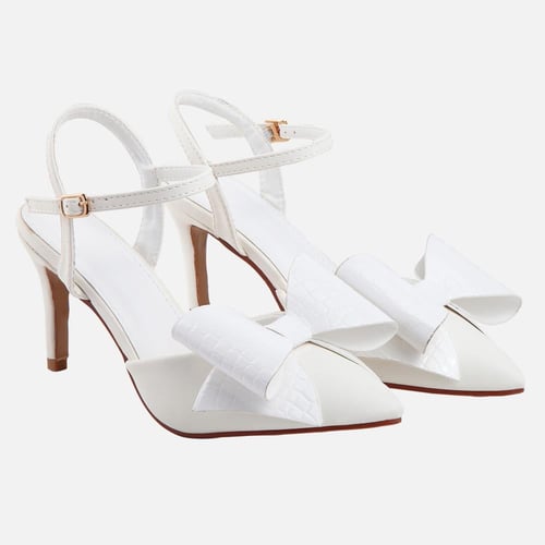 طقم كاجوال باللون الأبيض