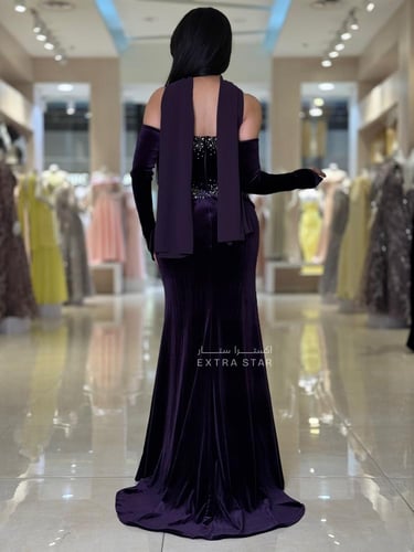 فستان مخمل بنفسجي راقٍ بتطريز كريستالي وقصة أنيقة...
