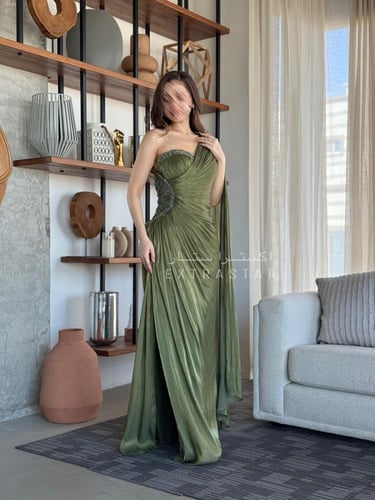 فستان سهرة أخضر بكتف واحد مع شال ناعم وتطريز جانبي...