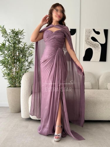 فستان بنفسجي بكسرات ناعمة وكاب منسدل