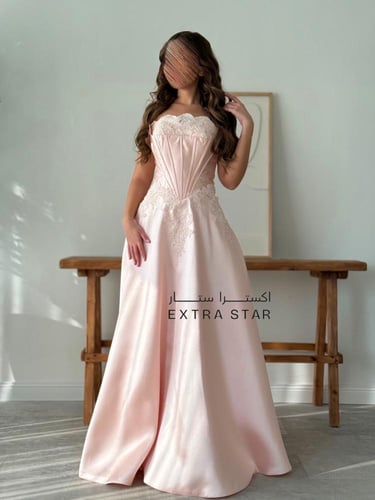 فستان سهرة وردي فاتح بكورسيه مطرّز بدانتيل