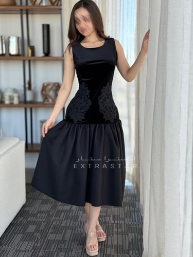 فستان مخمل أسود ميدي بلمسات دانتيل أنيقة على الخصر